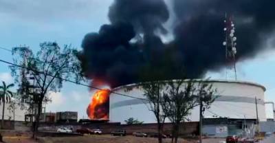 В Мексике из-за серии взрывов на нефтяном заводе пострадало семь человек — видео - reendex.ru - Мексика