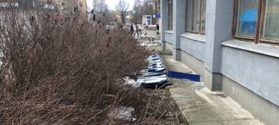 «Выброшенный универсам» нашли под кустами в Петрозаводске (ФОТО) - stolicaonego.ru - Петрозаводск - республика Карелия