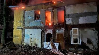 В Кузнецке 20 пожарных тушили вспыхнувшее нежилое здание - penzainform.ru - Пензенская обл.