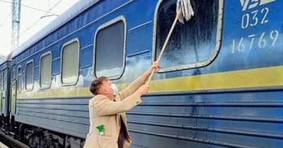 "Непросто, но надо делать": иностранец вымыл грязное окно поезда Укрзализныци (фото) - focus.ua - Дания - Копенгаген