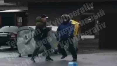 В Киеве курьер Glovo отправил в нокаут прохожего: видео - 24tv.ua - Киев - Новости