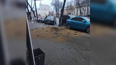 "Взрыв в недрах тротуара": появились фото ЧП в центре Воронежа - vesti.ru - Воронеж