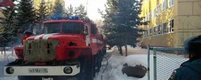 В Омске из-за пожара в школе эвакуировали 840 учащихся - runews24.ru - Омск - Омская обл.