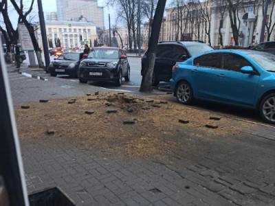 В центре Воронежа короткое замыкание стало причиной взрыва тротуара (ФОТО) - gorcom36.ru - Воронеж