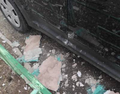 В Липецке припаркованные у дома автомобили засыпало штукатуркой - 7info.ru - Липецк