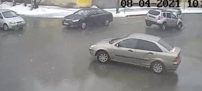 Водитель иномарки спровоцировал опасное лобовое столкновение в центре Петрозаводска (ВИДЕО) - stolicaonego.ru - Петрозаводск - республика Карелия