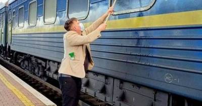 Устал от грязи: иностранец купил швабру и вымыл окно купе поезда "Измаил — Киев" - tsn.ua - Киев - Дания - Одесса