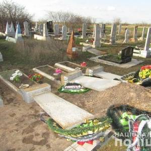 В Запорожской области школьник разгромил 17 памятников на кладбище. Фото - reporter-ua.com - Запорожская обл.