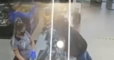 В Киеве на АЗС водитель плюнул в лицо кассиру на замечание об отстутствии маски (ВИДЕО) - dsnews.ua - Киев