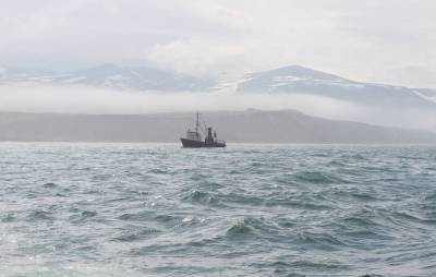 Рыболовный траулер загорелся в Охотском море - tass.ru - Москва