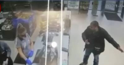 В Киеве водитель плюнул в лицо кассирше на заправке в ответ на просьбу надеть маску (видео) - focus.ua - Киев