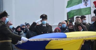 Не оставил солдат одних: в Чернигове попрощались с офицером, который погиб на Донбассе - tsn.ua