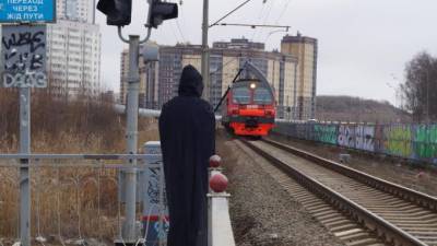 Петербуржцы привлекают внимание к "переходу смерти" на Туристской - piter.tv - Санкт-Петербург
