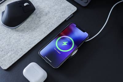 Перечислены правила зарядки смартфонов - lenta.ru