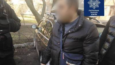 За замечание о маске: в Киеве на АЗС мужчина плюнул в кассиршу, его задержали – видео - 24tv.ua - Киев - Новости