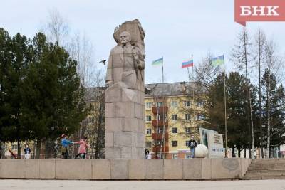 В.И.Ленин - С.М.Киров - Виктор Бобыря Как - В Сыктывкаре вандалы оставили надпись у памятника Ленину - bnkomi.ru - Сыктывкар