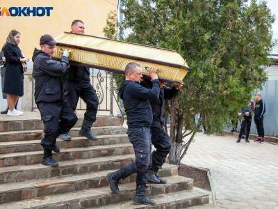 Танцуя, обещает взорвать могилу: неизвестный измывается над погибшими в пожаре под Волжском - bloknot.ru - Волгоградская обл. - Краснослободск