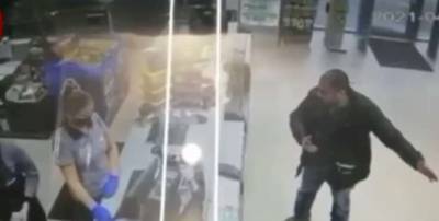Водитель плюнул в лицо кассирше из-за просьбы надеть маску на заправке в Киеве (видео) - lenta.ua - Киев