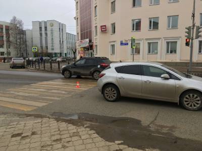 В Сыктывкаре водитель Опель Астра сбил мужчину с мальчиком на электросамокате - komiinform.ru - Сыктывкар