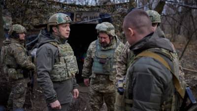 Владимир Зеленский - Очень сложный участок, – Зеленский посетил позиции ВСУ в 80 метрах от боевиков - 24tv.ua