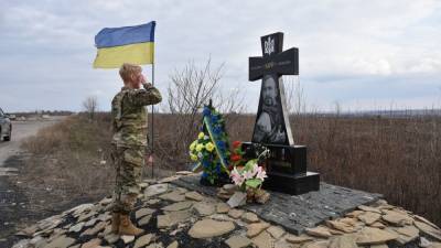 Стюарт Бриттани - Возложили цветы к памятникам героям: делегация США посетила украинских военных на фронте - 24tv.ua