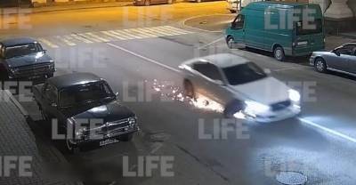 Водитель Infinity протаранил две машины, а потом устроил искромётную езду на трёх колёсах — видео - reendex.ru - Санкт-Петербург