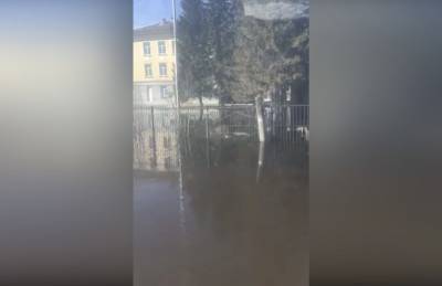 Настоящий потоп: В Уфе двор школы затопило талыми водами - ufacitynews.ru - Уфа