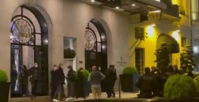 В Париже грабители вынесли из фешенебельного отеля драгоценности на 100 тысяч евро - reendex.ru - Париж