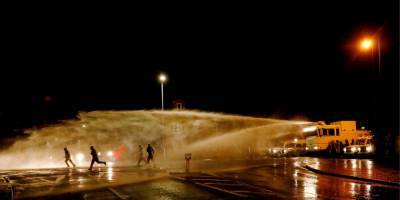В Северной Ирландии полиция применила водометы против участников уличных беспорядков — фото - nv.ua - Ирландия - Северная