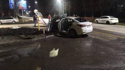 В Воронеже после жуткого ДТП загорелся автомобиль такси: появилось видео - vestivrn.ru - Воронеж