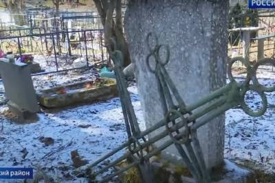 Неизвестные разгромили кладбище под Псковом - mk-pskov.ru - Псков - район Псковский