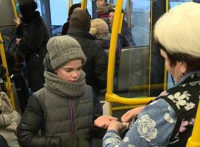 «На улице снег, ветер». В Смоленске 13-летнюю девочку высадили из автобуса - соцсети - rabochy-put.ru - Смоленск