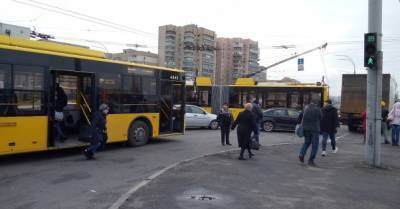 Виталий Кличко - В Киеве выдали полмиллиона спецпропусков для проезда в общественном транспорте - delo.ua - Киев
