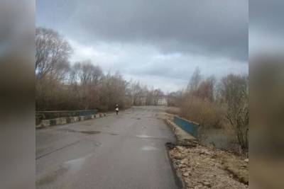 В Ряжске мост через реку Хупта освободился от воды - rzn.mk.ru - Рязань - Ряжск