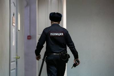 В Новосибирской области полицейский пытал человека электрошокером из-за пропажи теленка - znak.com - Новосибирская обл.