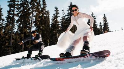 Сафари, Эверест и "Браке в небе": какие экстремальные свадебные кадры делают влюбленные – фото - 24tv.ua