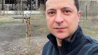 Владимир Зеленский - Зеленский опубликовал селфи на фоне ржавых брусьев в Донбассе - iz.ru - Авдеевка - Донецкая обл.