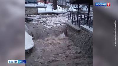 Сход потока воды и снега с гор в реку Белокуриху попал на видео - vesti.ru - респ. Алтай