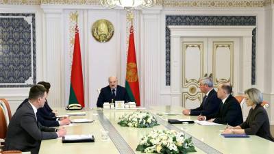 Александр Лукашенко - Лукашенко напомнил политикам о запрете на зарубежную финпомощь - iz.ru