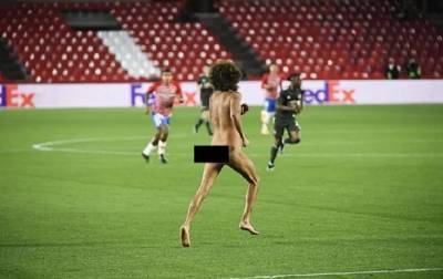 На Лиге Европы на поле выбежал мужчина без одежды - korrespondent.net - Голландия - Амстердам