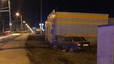 «Лада Приора» влетела в здание магазина в Саранске, есть раненые - riafan.ru - Саранск - республика Мордовия