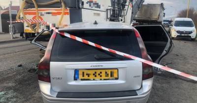 В Закарпатской области автомобиль врезался в спецтехнику, которая ремонтировала дорогу: двое погибших (фото) (4 фото) - tsn.ua - Закарпатская обл.