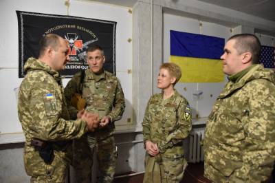 Военный атташе США побывала вблизи Донбасса нацепив нашивку с черепом - news-front.info - США - Украина - Киев