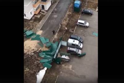 8 апреля из-за ураганного ветра в Туле на Бондаренко упавшим профлистом повредило машины - tula.mk.ru - Тула - Тульская обл.