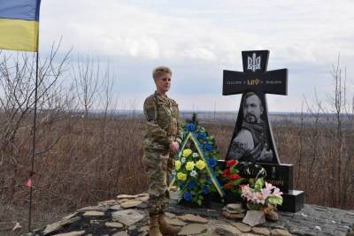 Стюарт Бриттани - Полковник ВС США с черепом на рукаве прибыла на Донбасс - topcor.ru - Киев - Вашингтон - Крым