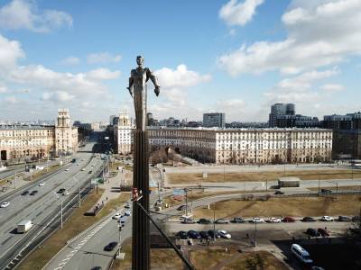 Юрий Гагарин - Памятник Гагарину в Москве помыли ко Дню космонавтики - tvc.ru - Москва