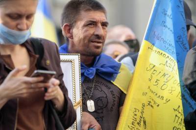 Владимир Зеленский - Петр Порошенко - Дмитрий Песков - О недовольстве курсом государства заявили почти 70% украинцев - tvc.ru