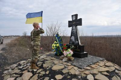 Эдуард Москалев - Стюарт Бриттани - Военный атташе США прибыла на Донбасс с черепом и надписью «Украина или смерть» на шевроне (фото) - sharij.net