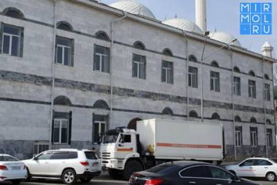 Салман Дадаев - Возле Джума-мечети появился мобильный пункт вакцинации - mirmol.ru - Махачкала - респ. Дагестан