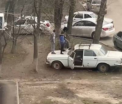 Подростки в Ростове-на-Дону прыгали на автомобиле и били его ногами и камнями - privet-rostov.ru - Ростов-На-Дону